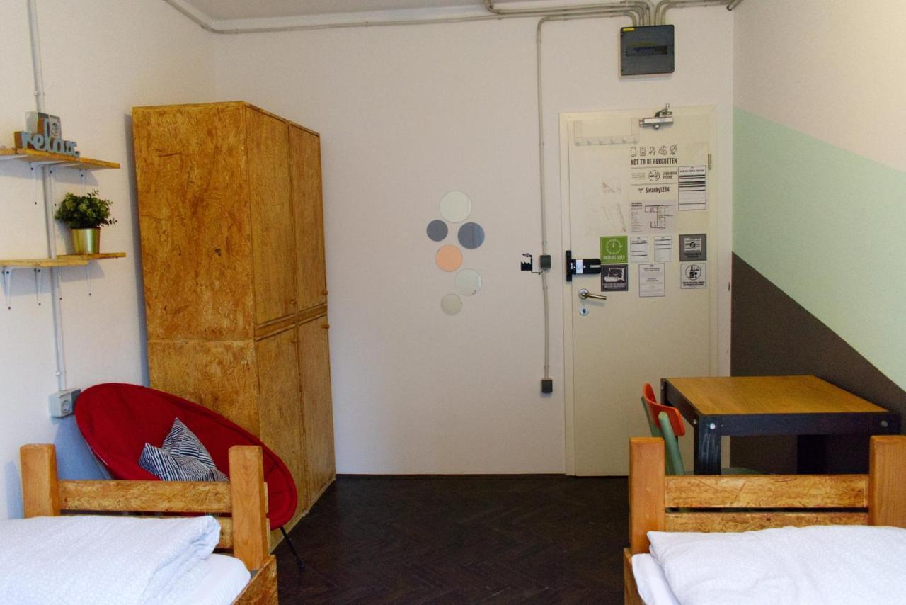 Stay Swanky Hostel Zagreb Bagian luar foto